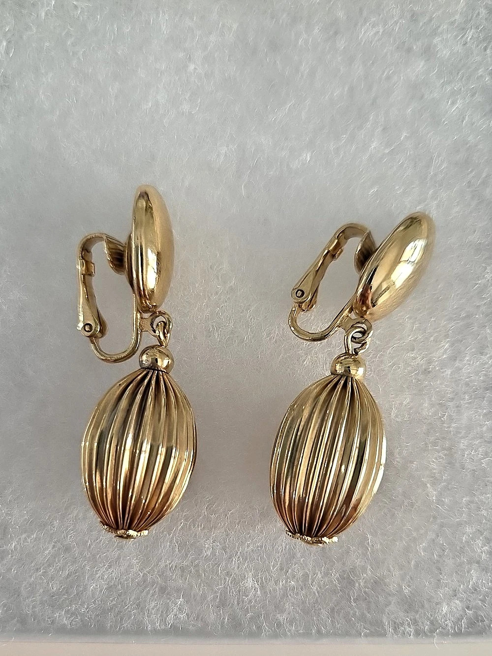 Gold-Tone Ribbed Drop Earrings Like New